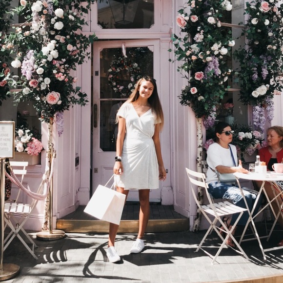 Meet your Posher, Isabella 🍁🌻⛰🔅 - Picture 1 of 1